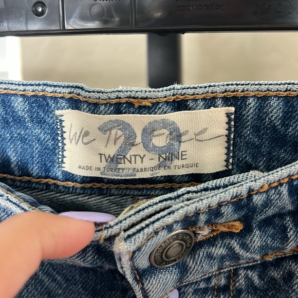 597 - We The Free NWT Free People Distressed Blue Jeans, Size 29 - Picture 5 of 10